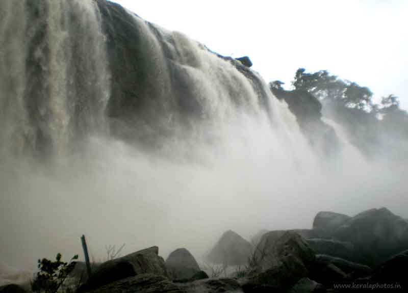 athirapally-waterfalls-thrissur-kerala